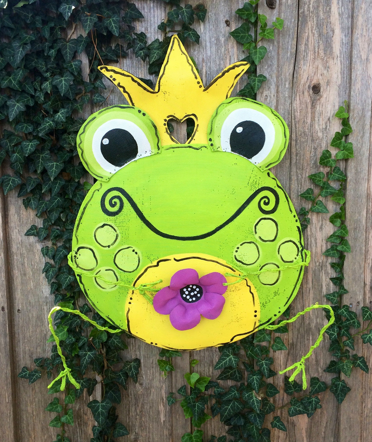 SPRING DOOR DECOR / Summer Door Decor / Screen Wire Green Frog Prince Door Hanger with Fuchsia Flower Door Hanger Wreath Decor