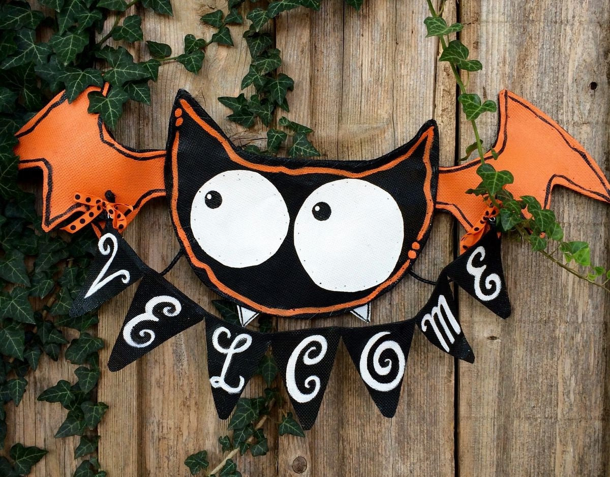 HALLOWEEN DOOR DECOR / Halloween Screen Wire Vampire Bat with "Velcome" Sign Door Hanger Wreath Decoration