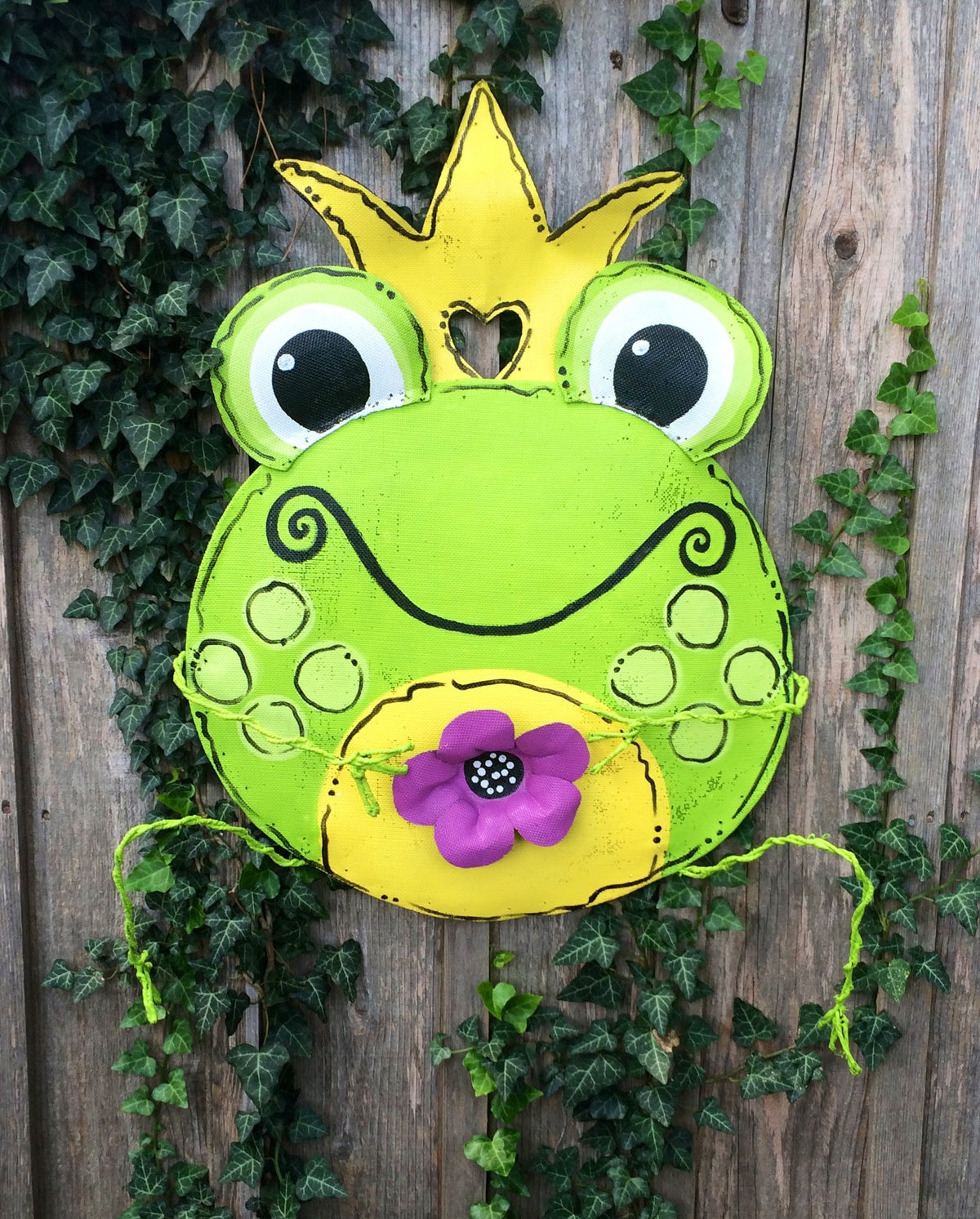 SPRING DOOR DECOR / Summer Door Decor / Screen Wire Green Frog Prince Door Hanger with Fuchsia Flower Door Hanger Wreath Decor