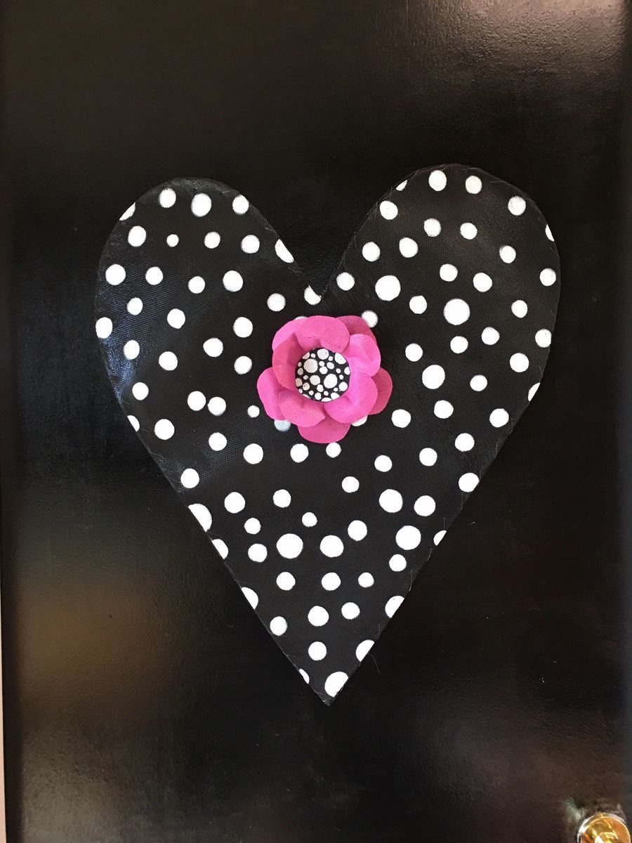 VALENTINES DOOR DECOR / Screen Wire Valentines Day Large Black and White Heart with Pink Flower Doornament Door Hanger Wreath Decor