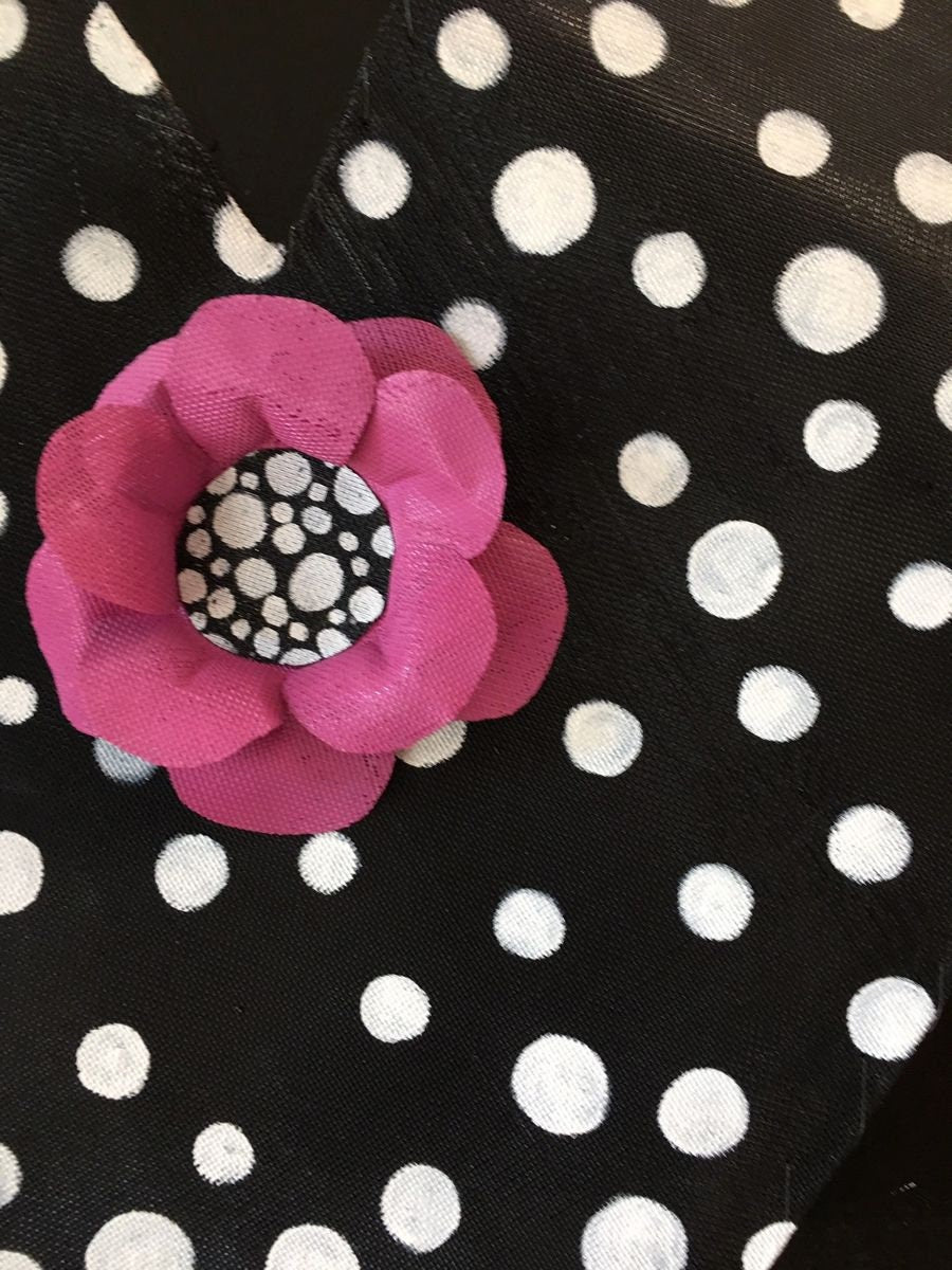 VALENTINES DOOR DECOR / Screen Wire Valentines Day Large Black and White Heart with Pink Flower Doornament Door Hanger Wreath Decor