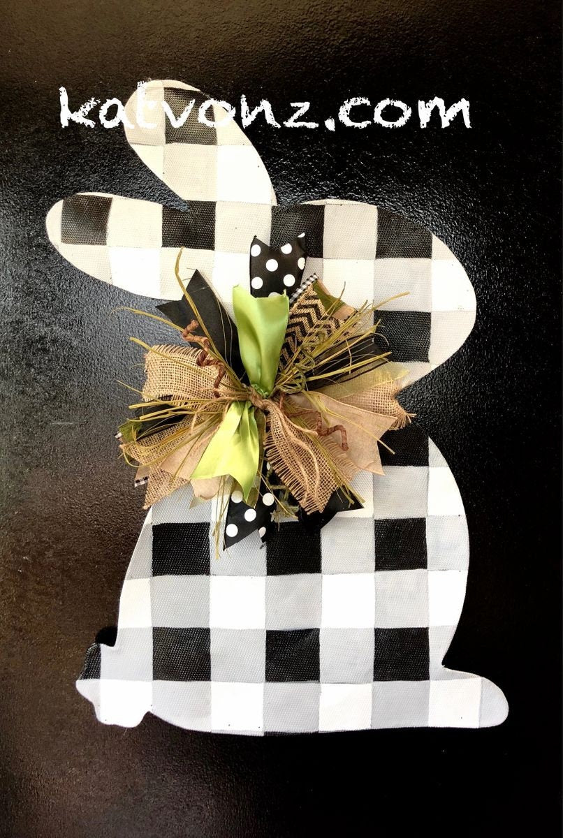 EASTER DOOR HANGER / Black and White Gingham Buffalo Check Screen Wire Easter Bunny Rabbit Doornament Door Hanger Wreath Decoration