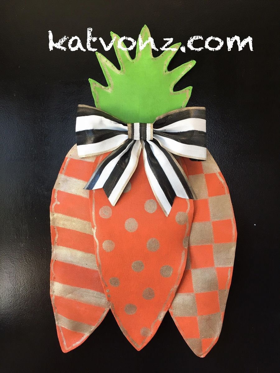 EASTER DOOR HANGER / Easter Door Decor Bright Orange Screen Wire Easter Carrot Bundle Doornament Door Hanger Wreath