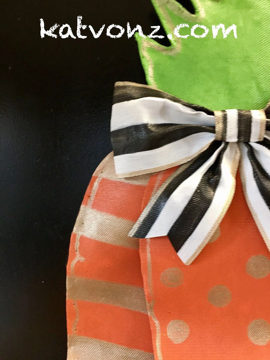 EASTER DOOR HANGER / Easter Door Decor Bright Orange Screen Wire Easter Carrot Bundle Doornament Door Hanger Wreath