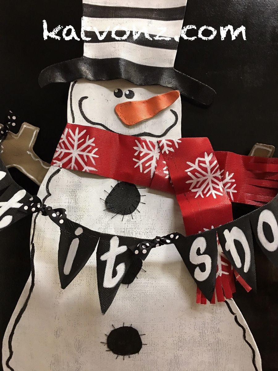 CHRISTMAS DOOR DECOR Extra Large Screen Wire Whimsical Winter Snowman Door Hanger with “Let it Snow” Banner Doornament Door Hanger Wreath