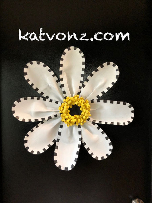 Spring Door Hanger / SPRING DOOR DECOR / Aluminum Screen White Daisy with Yellow Center Doornament Door Hanger Wreath Spring Decor