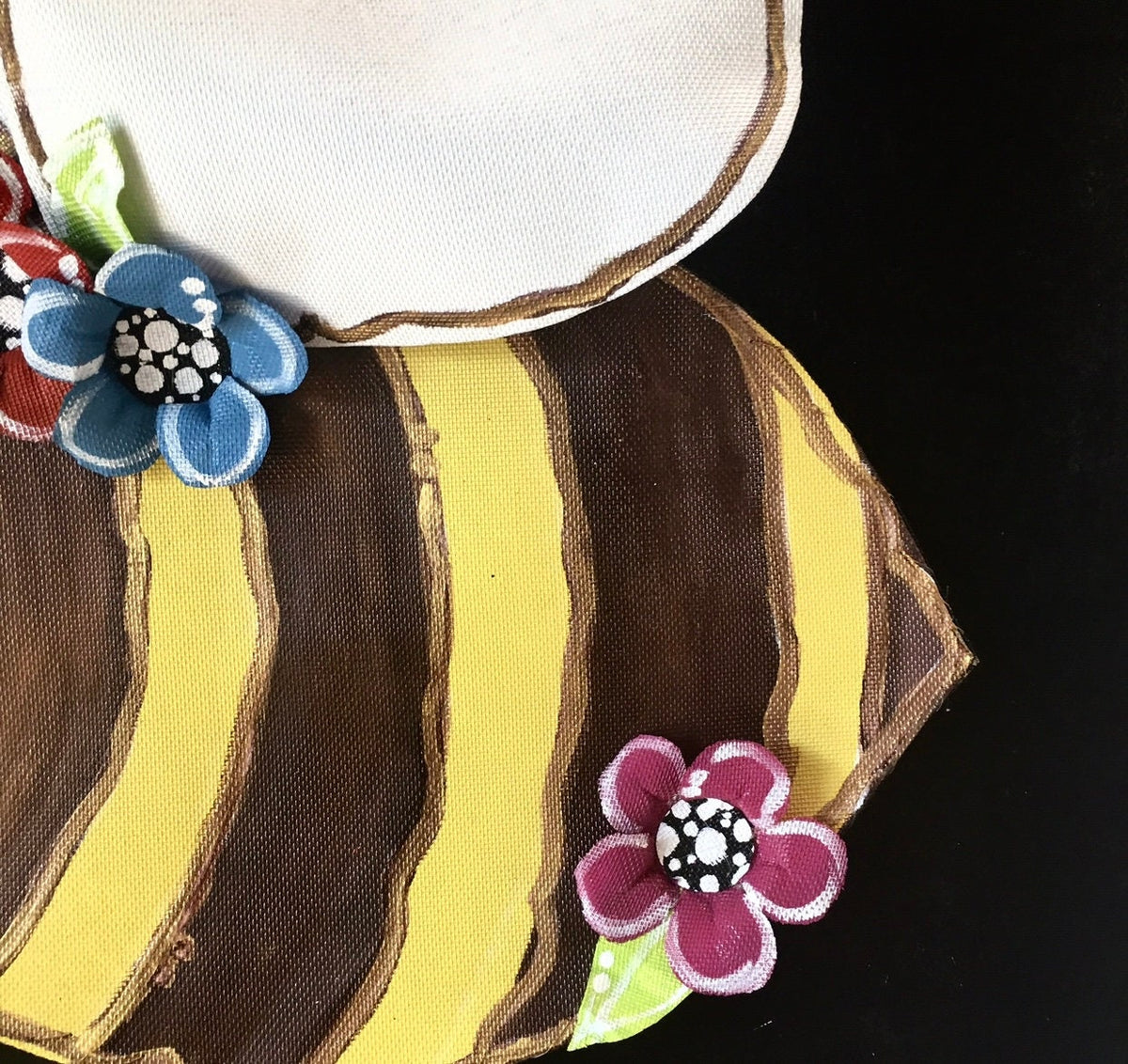 Aluminum Screen Wire Spring or Summer Bumble Bee with Flowers Door Hanger Wreath